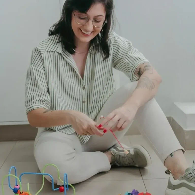 Médica pediatra brincando com brinquedos