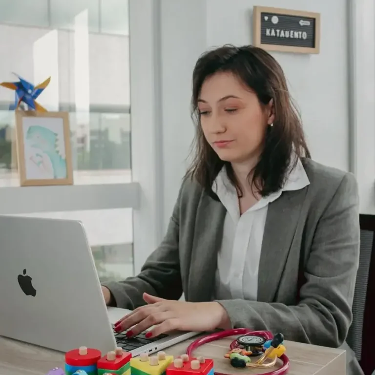 Médica mexendo no computador